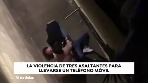 Asaltan con mucha violencia a un turista para robarle un teléfono móvil Asaltan con mucha violencia a un turista para robarle un teléfono móvil