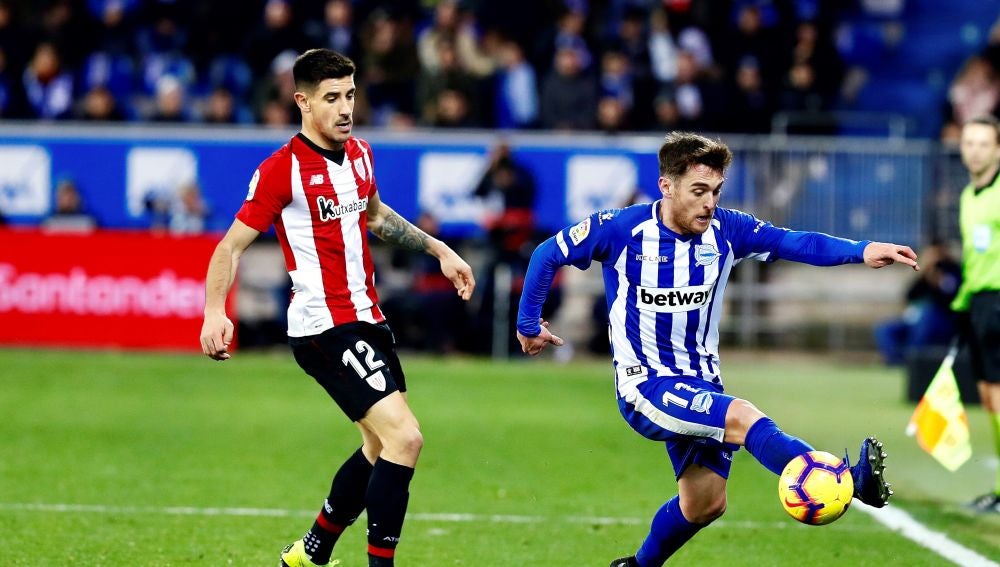 Ibai Gómez, con la camiseta del Alavés, en un partido contra el Athletic