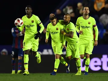 Coutinho, felicitado tras anotar desde el punto de penalti Coutinho, felicitado tras anotar desde el punto de penalti