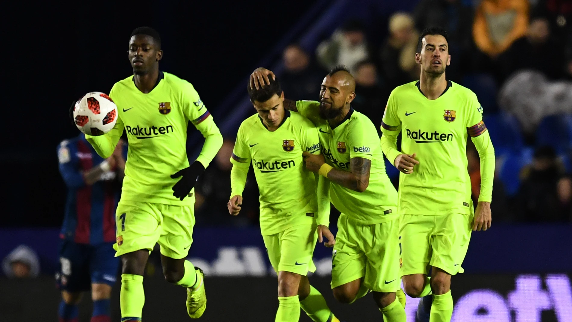 Coutinho, felicitado tras anotar desde el punto de penalti Coutinho, felicitado tras anotar desde el punto de penalti