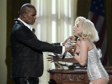 R. Kelly y Lady Gaga durante una actuación