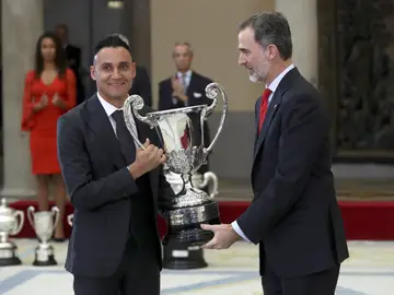 Keylor Navas recibe el premio a manos del Rey Felipe VI Keylor Navas recibe el premio a manos del Rey Felipe VI