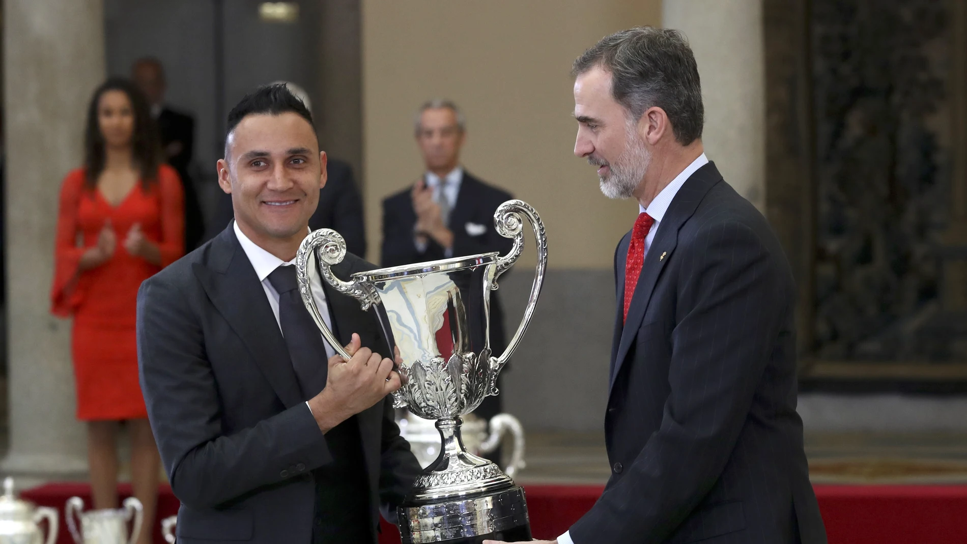 Keylor Navas recibe el premio a manos del Rey Felipe VI Keylor Navas recibe el premio a manos del Rey Felipe VI