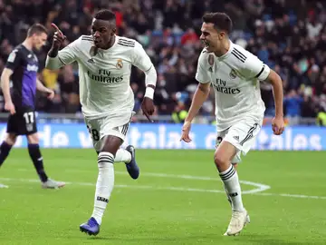 Reguilón celebra con Vinicius el gol del brasileño Reguilón celebra con Vinicius el gol del brasileño