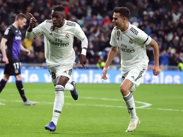 Reguilón celebra con Vinicius el gol del brasileño Reguilón celebra con Vinicius el gol del brasileño