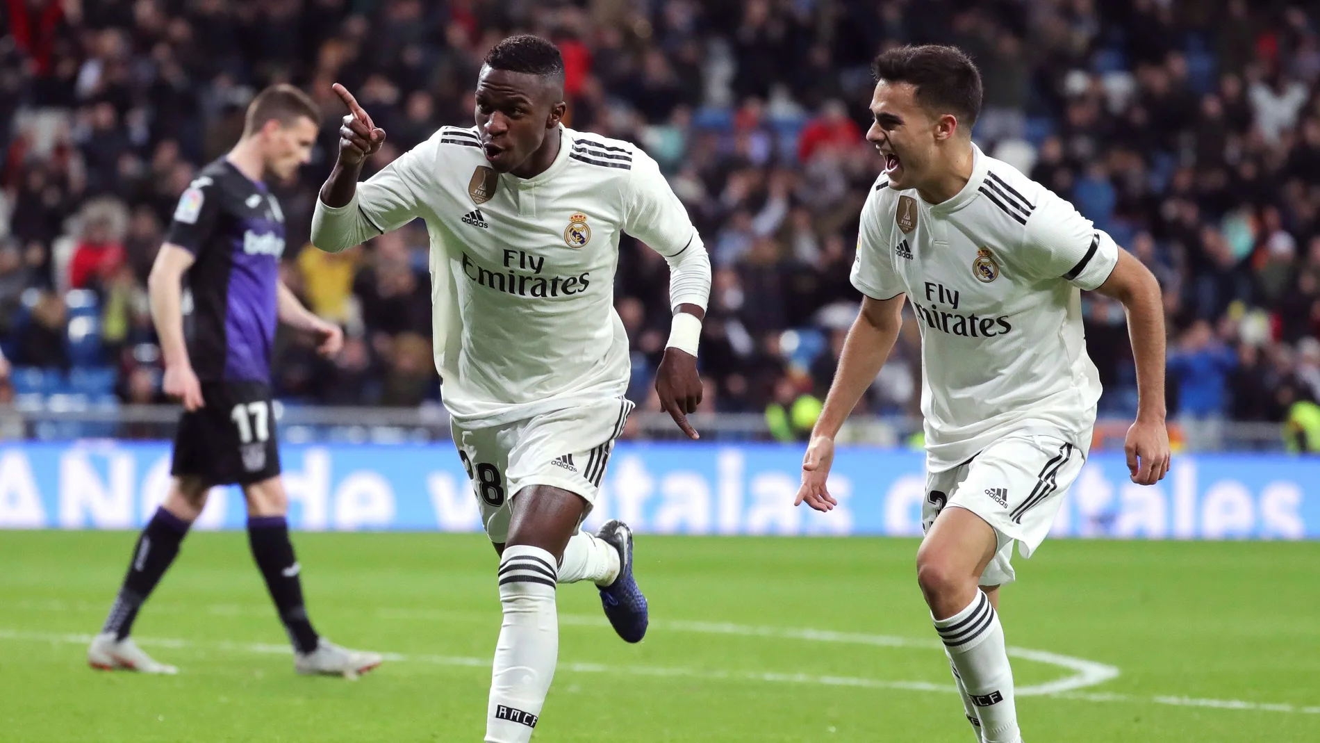 Reguilón celebra con Vinicius el gol del brasileño Reguilón celebra con Vinicius el gol del brasileño