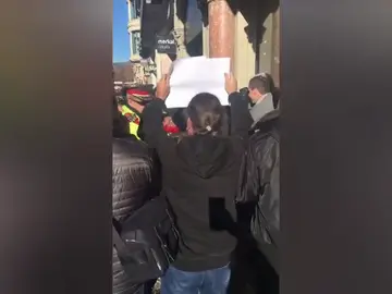 Un grupo de taxistas catalanes increpan a los directivos de la patronal de las VTC Un grupo de taxistas catalanes increpan a los directivos de la patronal de las VTC