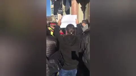 Un grupo de taxistas catalanes increpan a los directivos de la patronal de las VTC Un grupo de taxistas catalanes increpan a los directivos de la patronal de las VTC