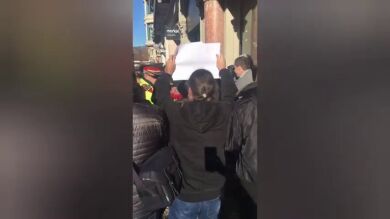 Un grupo de taxistas catalanes increpa a los directivos de la patronal de las VTC