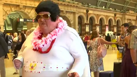 El festival anual de Elvis Presley reúne a cientos de imitadores y fanáticos del ‘rey del rock’ en Australia El festival anual de Elvis Presley reúne a cientos de imitadores y fanáticos del ‘rey del rock’ en Australia