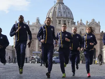 Integrantes de Vatican Athletics en la Plaza de San Pedro Integrantes de Vatican Athletics en la Plaza de San Pedro