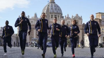 Integrantes de Vatican Athletics en la Plaza de San Pedro
