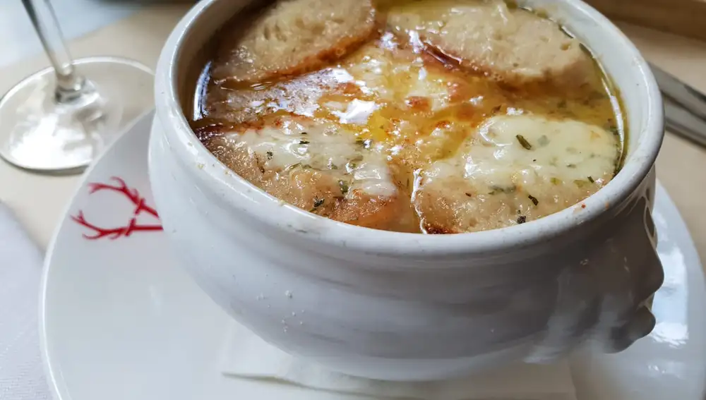 A la rica sopa de cebolla.