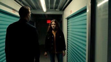 Olive le cuenta a su padre Ben que siempre sintió que su hermano estaba vivo