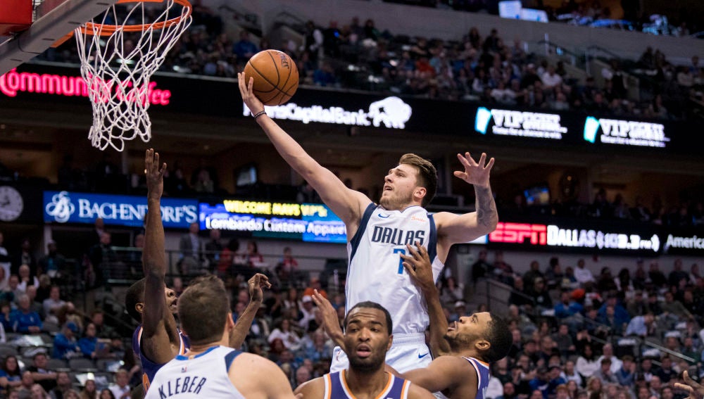 Luka Doncic jugando con los Dallas Mavericks