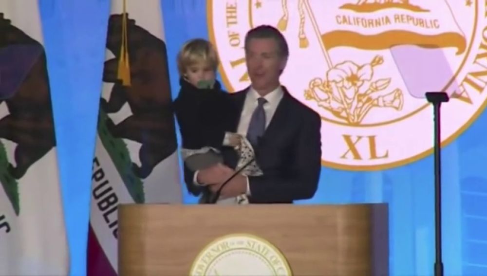 El hijo del gobernador de California le roba el protagonismo a su padre en pleno discurso