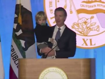 El hijo del gobernador de California le roba el protagonismo a su padre en pleno discurso