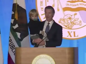 El hijo del gobernador de California le roba el protagonismo a su padre en pleno discurso El hijo del gobernador de California le roba el protagonismo a su padre en pleno discurso