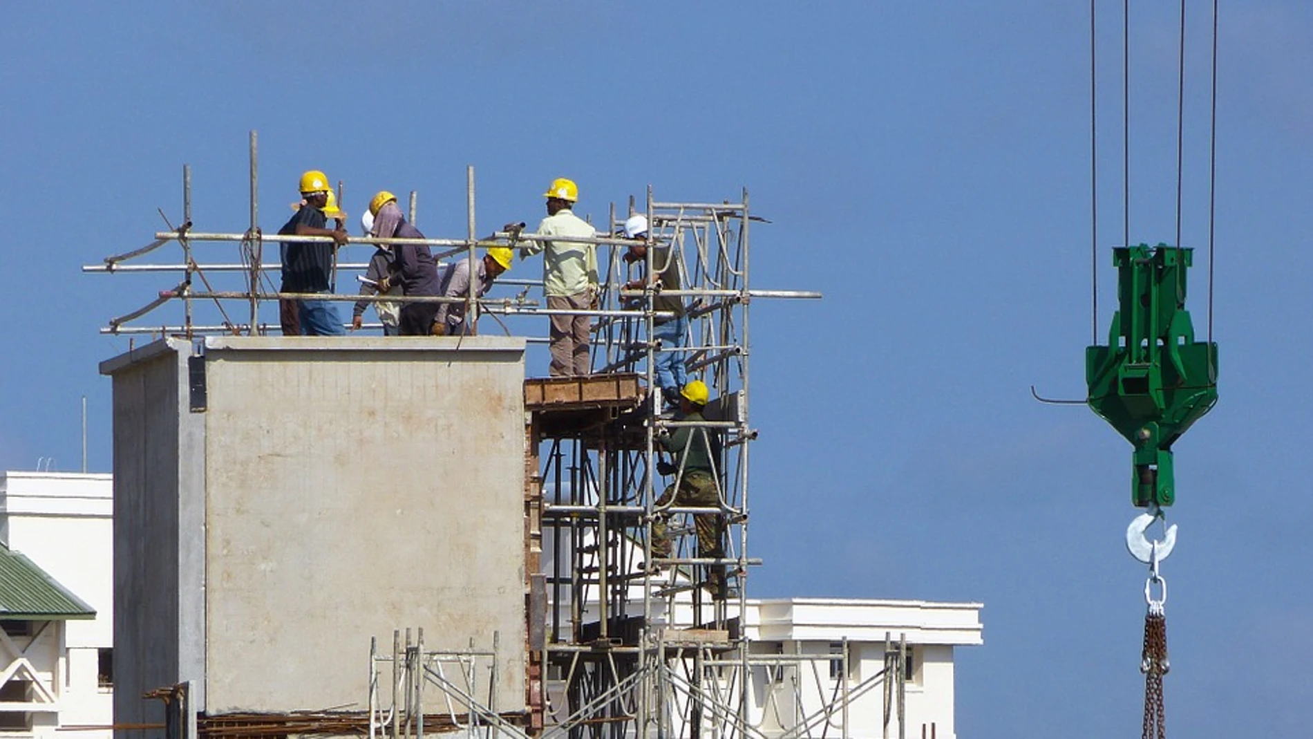 Imagen de unos obreros en un edificio en construcción Imagen de unos obreros en un edificio en construcción