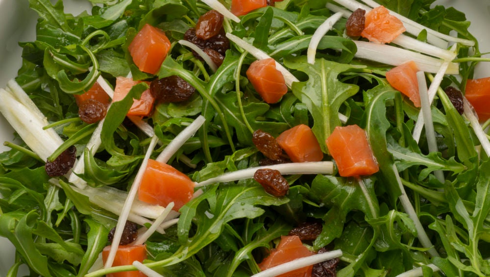 Ensalada de salmón y pasas