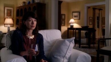 Kelly es asesinada por hablar del vuelo 828 en televisión