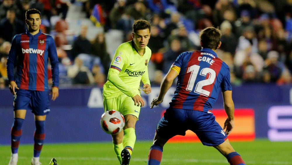 Coutinho, en acción ante el Levante