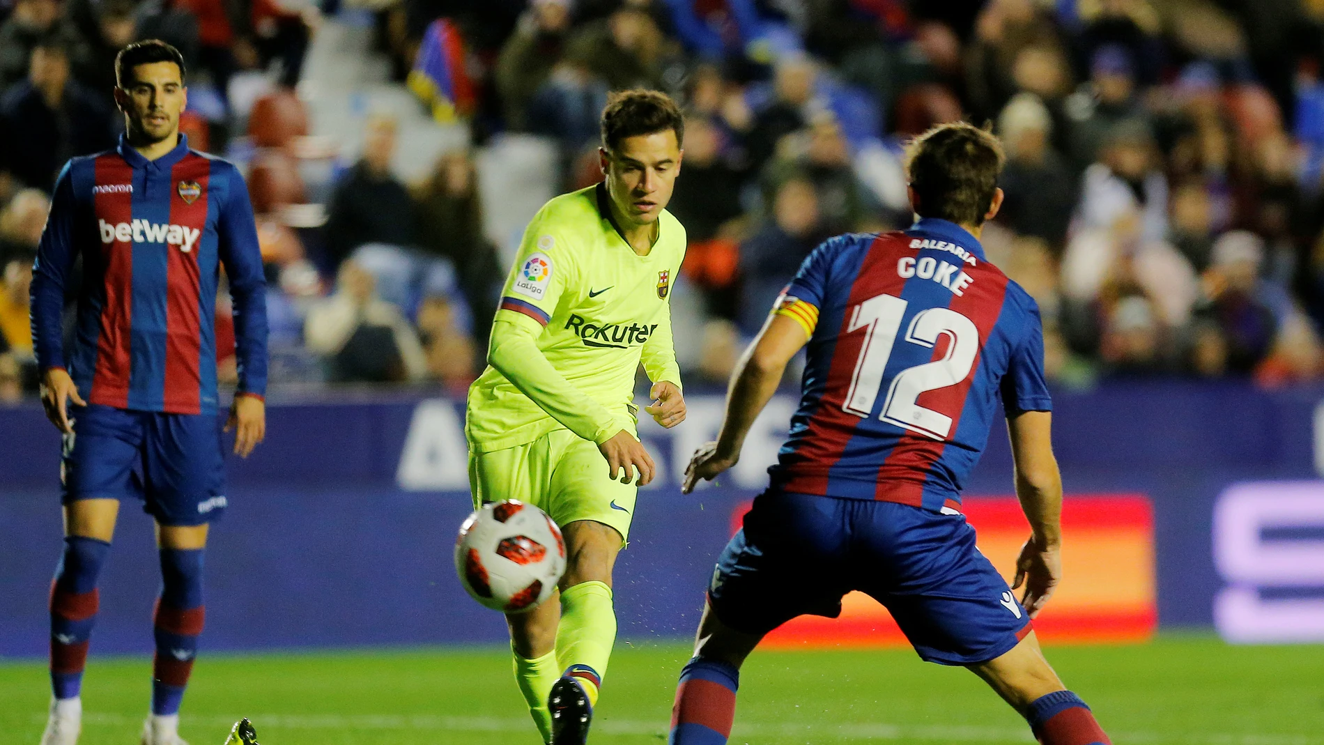 Coutinho, en acción ante el Levante Coutinho, en acción ante el Levante