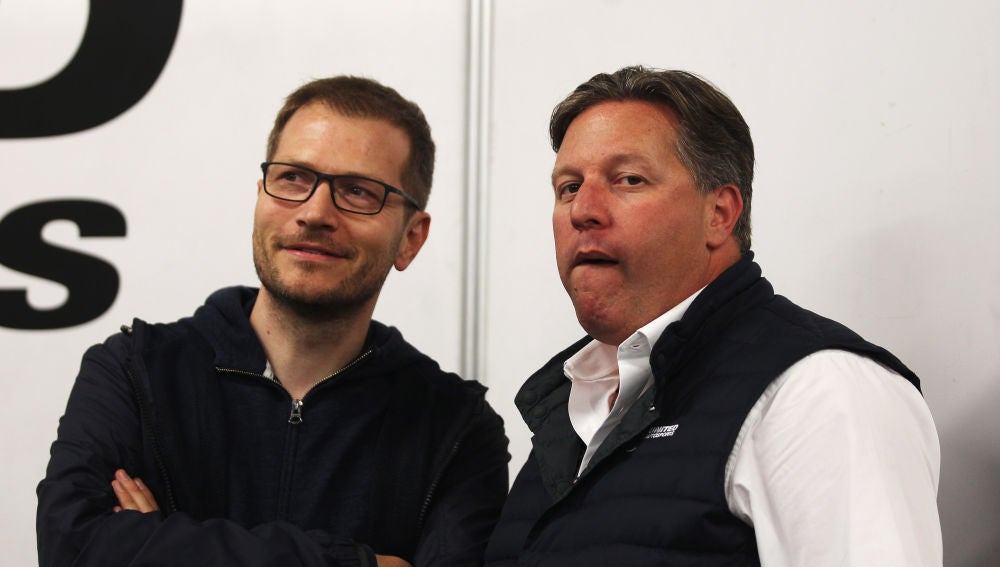Andreas Seidl, junto a Zak Brown