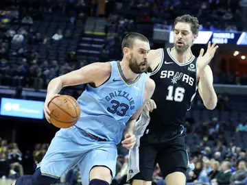 Marc Gasol entra a canasta ante la defensa de su hermano Pau Marc Gasol entra a canasta ante la defensa de su hermano Pau