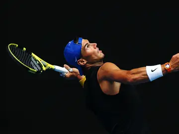 Nadal realiza un saque en su preparación para el Open de Australia Nadal realiza un saque en su preparación para el Open de Australia