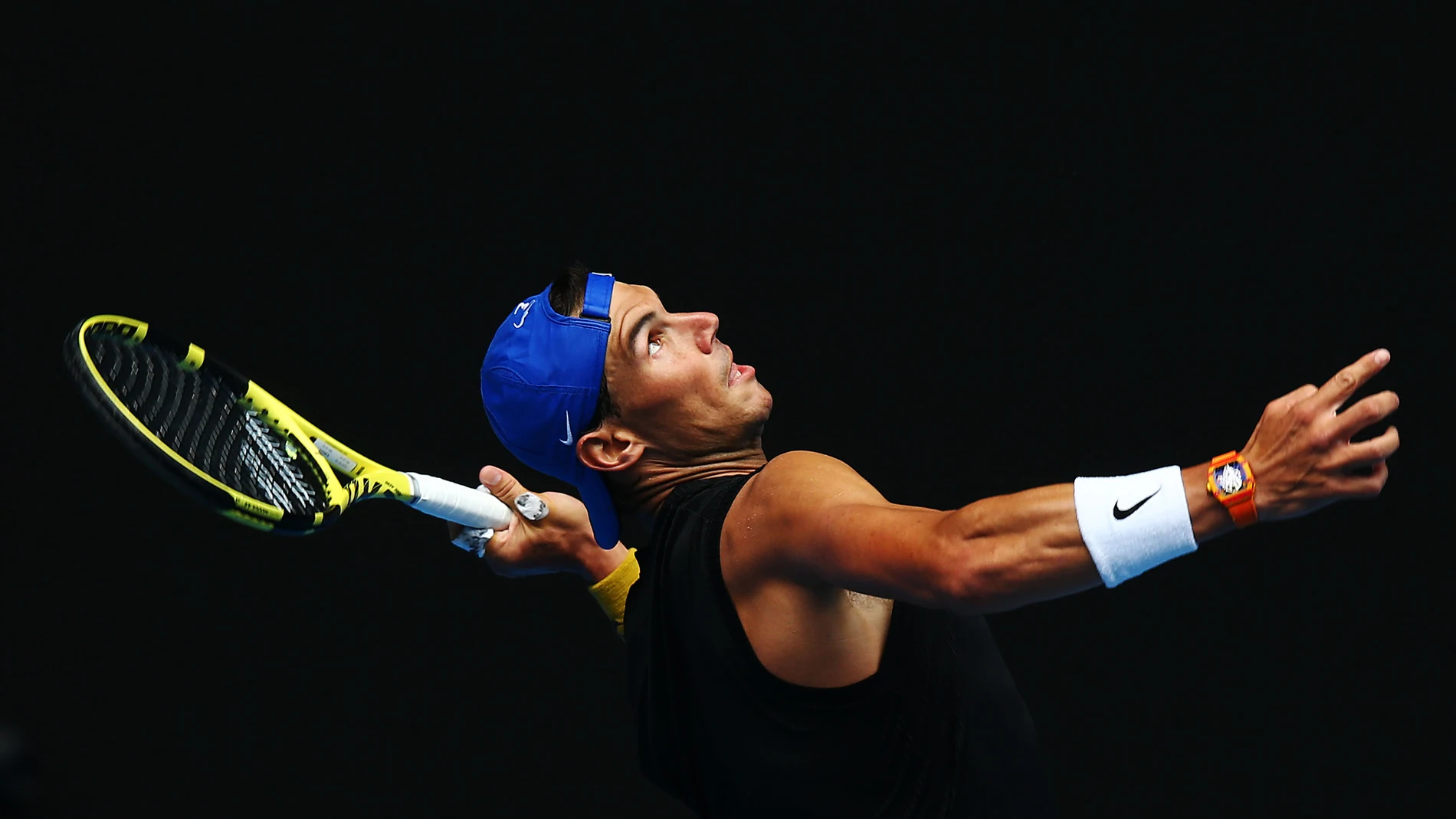 Nadal realiza un saque en su preparación para el Open de Australia Nadal realiza un saque en su preparación para el Open de Australia