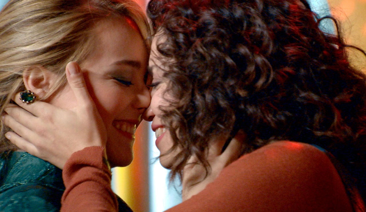 Luisita y Amelia se deshacen en besos en la intimidad de un romántico baile