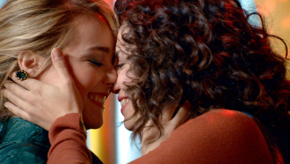Luisita y Amelia se deshacen en besos en la intimidad de un romántico baile