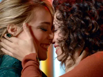 Luisita y Amelia se deshacen en besos en la intimidad de un romántico baile Luisita y Amelia se deshacen en besos en la intimidad de un romántico baile