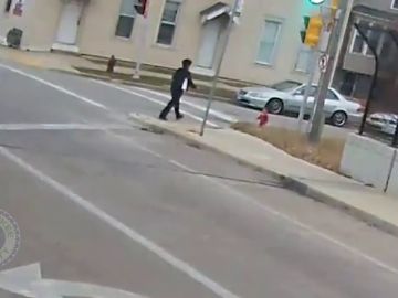 Una conductora detiene y se baja de su autobús para rescatar a un bebé que deambulaba solo y descalzo por la calle