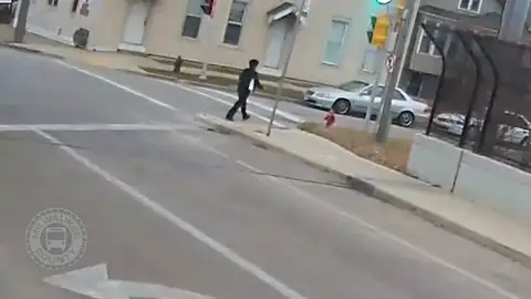 Una conductora detiene y se baja de su autobús para rescatar a un bebé que deambulaba solo y descalzo por la calle Una conductora detiene y se baja de su autobús para rescatar a un bebé que deambulaba solo y descalzo por la calle