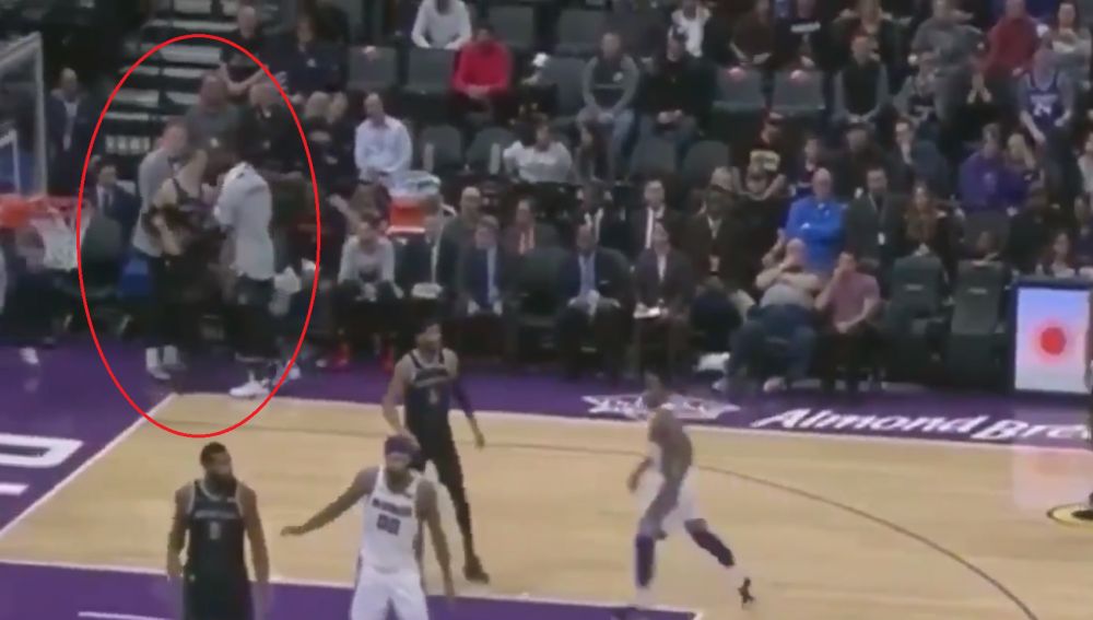 Luke Kennard, encarándose con sus entrenadores