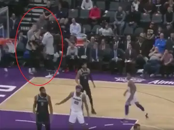 Luke Kennard, encarándose con sus entrenadores Luke Kennard, encarándose con sus entrenadores