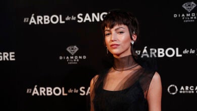 Úrsula Corberó se marca un Rosalía en Hong Kong 