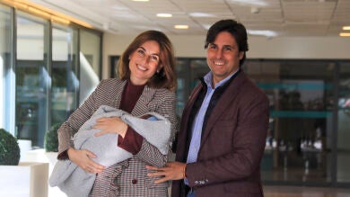 La entrañable imagen de Francisco Rivera durmiendo junto a su hijo recién nacido Curro
