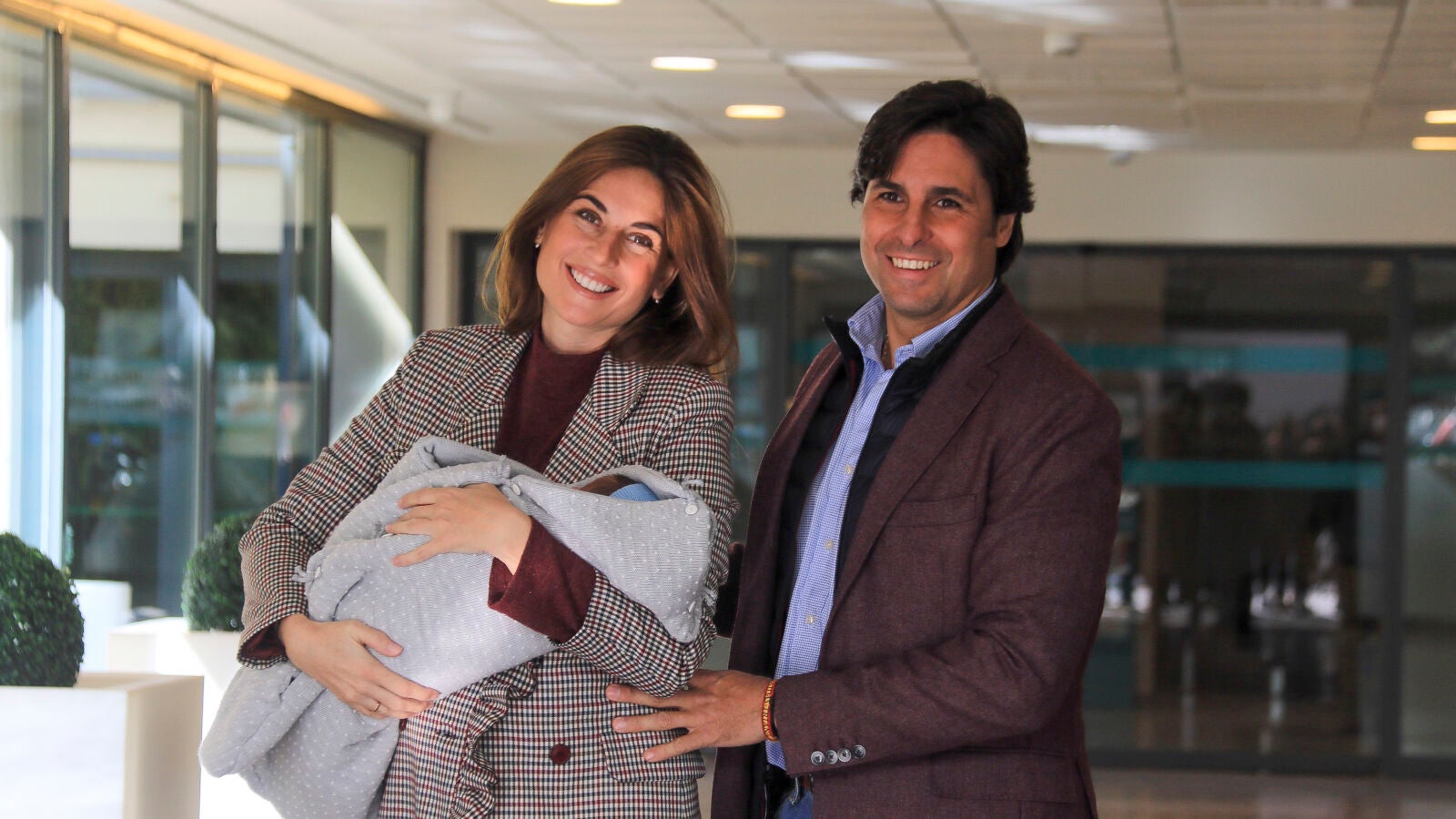 El divertido y original regalo que ha recibido Fran Rivera tras ser padre de nuevo 