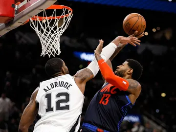 LaMarcus Aldridge tapona a Paul George LaMarcus Aldridge tapona a Paul George