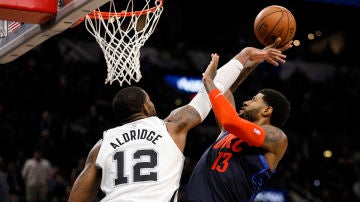 LaMarcus Aldridge tapona a Paul George