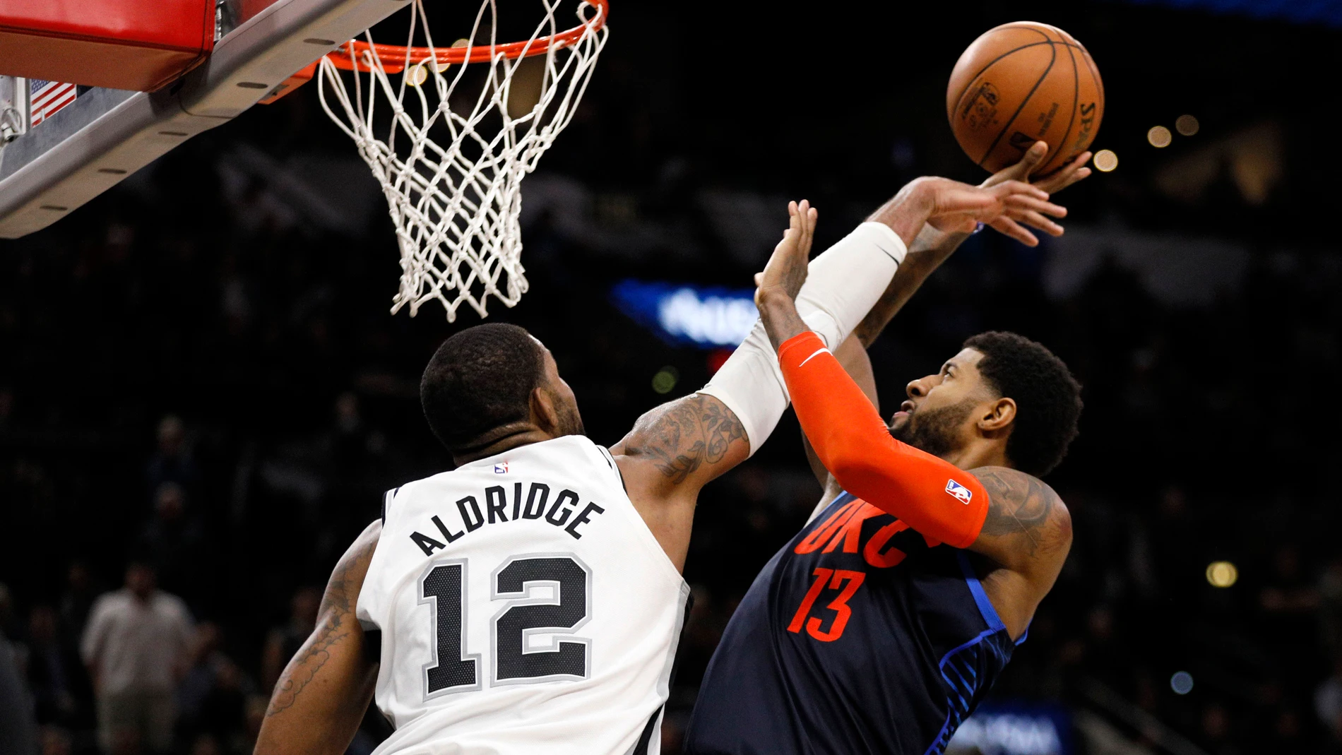 LaMarcus Aldridge tapona a Paul George LaMarcus Aldridge tapona a Paul George