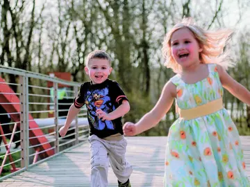 niños corriendo por un parque niños corriendo por un parque