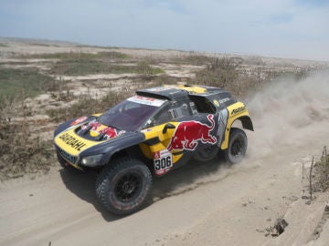 Loeb, en una etapa del Dakar