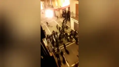 Incidentes en Pamplona tras una protesta por la clausura del edificio okupado palacio de Rozalejo Incidentes en Pamplona tras una protesta por la clausura del edificio okupado palacio de Rozalejo