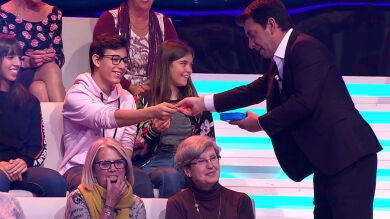 Arturo Valls reparte galletas al público de 'Ahora caigo' 
