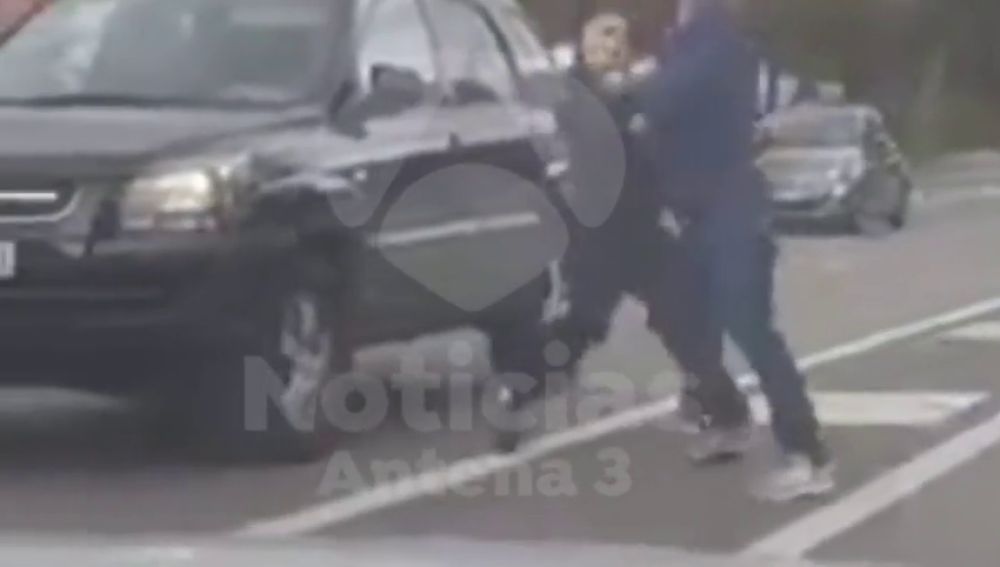 La Policía busca a dos conductores se pegan en mitad de la calzada en Marbella