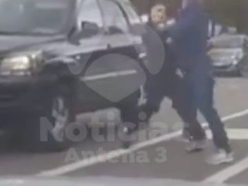 La Policía busca a dos conductores se pegan en mitad de la calzada en Marbella